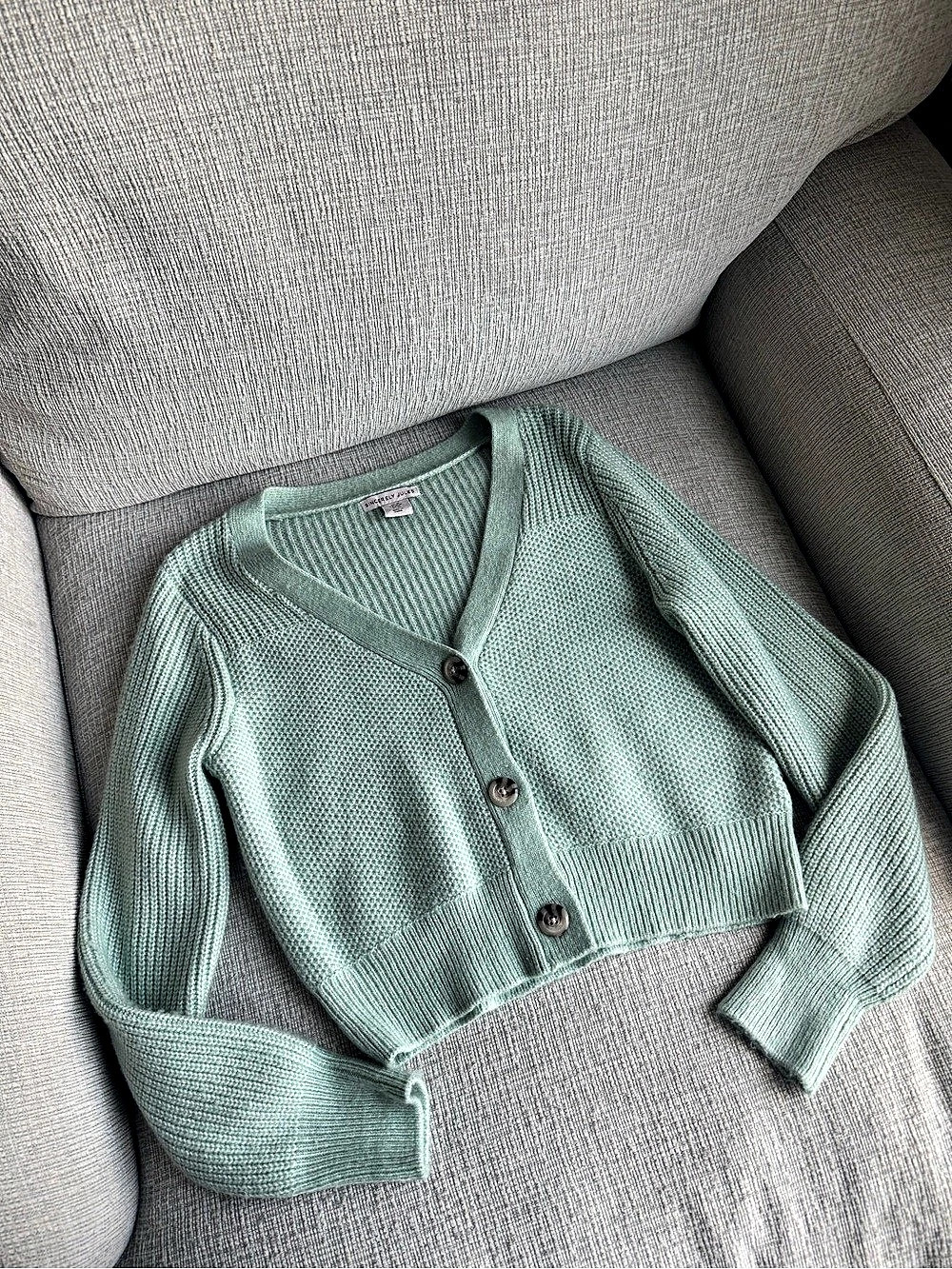 Slightly cropped V-Neck Cardigan in Green Size M Like New